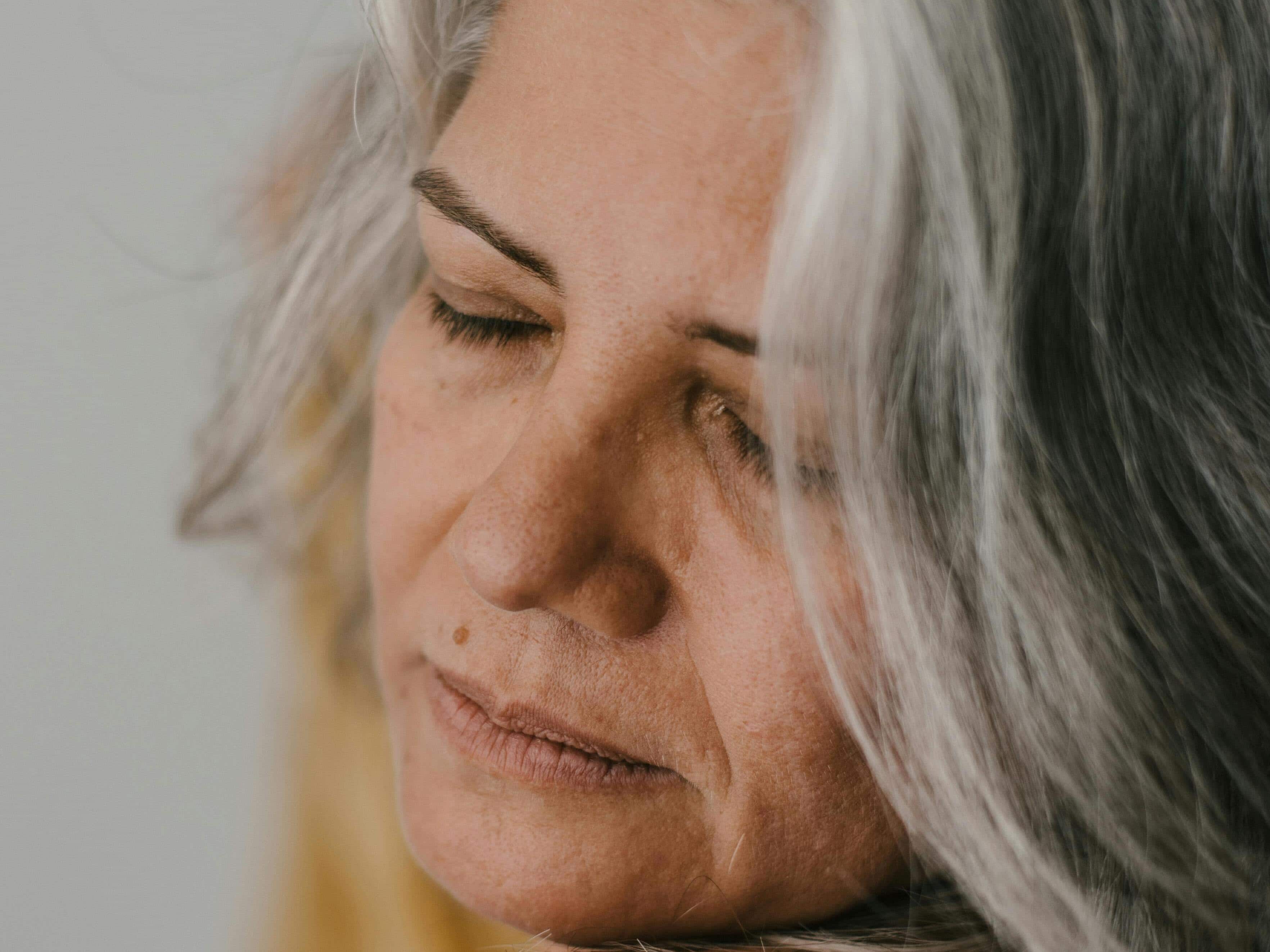 7 ways to turn grey hair black naturally